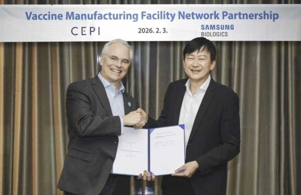 본문 이미지 - 리처드 해쳇(Richard Hatchett) CEPI 대표(왼쪽)와 존 림 삼성바이오로직스 대표가 3일 진행된 체결식에서 기념촬영을 하고 있다. (삼성바이오로직스 제공) 