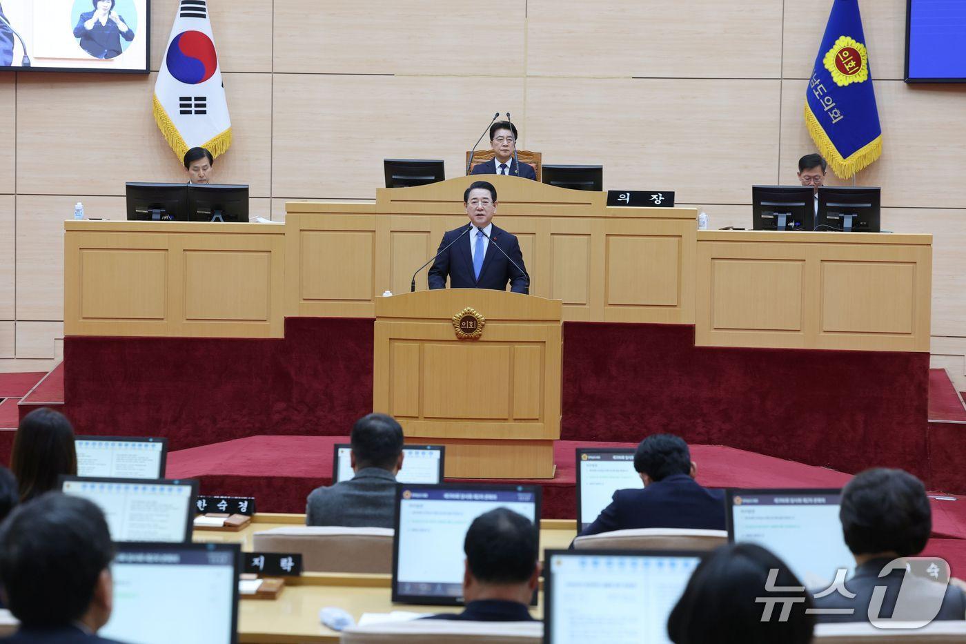 본문 이미지 - 전남도의회 임시회 본회의에서 행정통합 의견청취안 설명 중인 김영록 지사.(전남도 제공. 재판매 및 DB금지) 2026.2.4/뉴스1