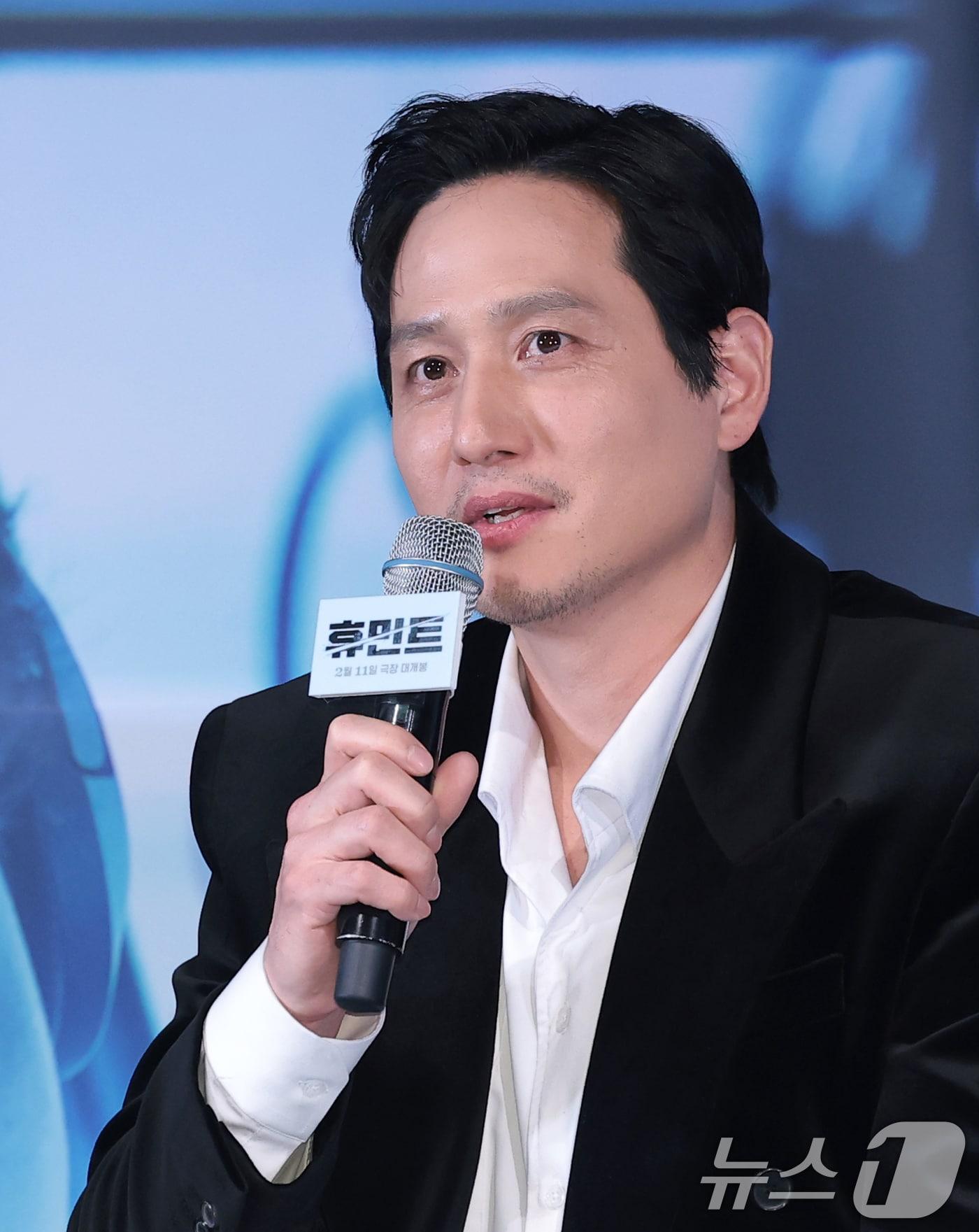 본문 이미지 - 배우 박해준이 4일 오후 서울 용산구 CGV용산아이파크몰에서 열린 영화 '휴민트' 언론배급시사회 및 기자간담회에 참석해 인사말을 하고 있다. '휴민트'는 비밀도, 진실도 차가운 얼음 바다에 수장되는 블라디보스토크에서 서로 다른 목적을 가진 이들이 격돌하는 이야기를 그렸다. 2026.2.4/뉴스1 ⓒ News1 권현진 기자