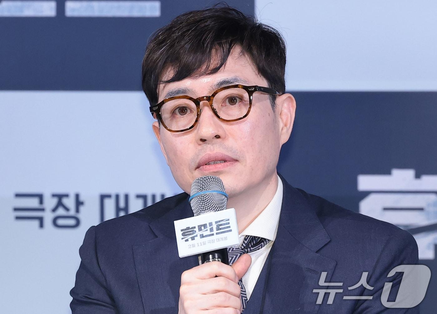 본문 이미지 - 류승완 감독이 4일 오후 서울 용산구 CGV용산아이파크몰에서 열린 영화 '휴민트' 언론배급시사회 및 기자간담회에 참석해 취재진 질문에 답하고 있다. '휴민트'는 비밀도, 진실도 차가운 얼음 바다에 수장되는 블라디보스토크에서 서로 다른 목적을 가진 이들이 격돌하는 이야기를 그렸다. 2026.2.4/뉴스1 ⓒ News1 권현진 기자