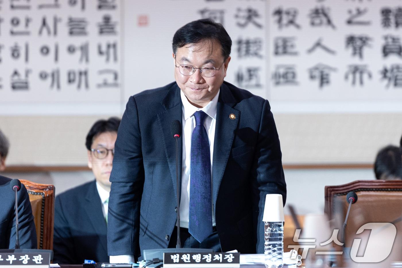 본문 이미지 - 박영재 법원행정처장이 4일 서울 여의도 국회에서 열린 제432회국회(임시회) 법제사법위원회 제1차 전체회의에 출석해 인사하고 있다. 2026.2.4/뉴스1 ⓒ News1 이승배 기자
