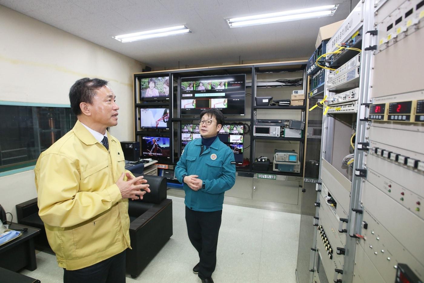 본문 이미지 - 김종철 방송미디어통신위원회 위원장(왼쪽)이 4일 대전KBS 계룡산 송신소를 방문해 해빙기 방송재난 안전 상태를 점검하고 시설 관계자와 대화하고 있다. (방미통위 제공)