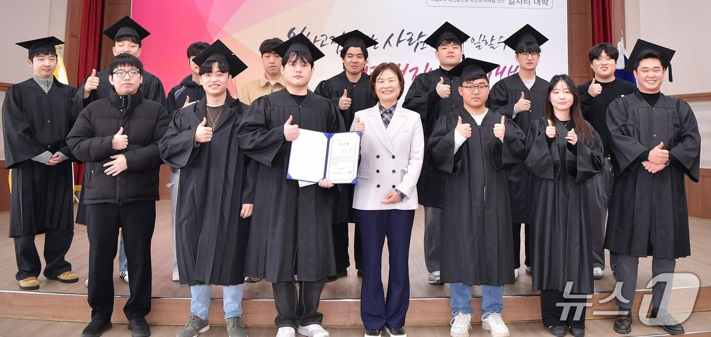 본문 이미지 - 한국폴리텍대학 울산캠퍼스(학장 정명숙·사진 중앙)는 5일 대강당에서 2025학년도 학위수여식을 개최했다.(울산폴리텍대학 제공·재판매 및 DB금지)/뉴스1