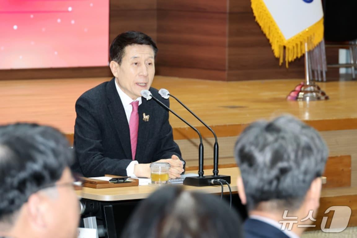 본문 이미지 - 이강덕 경북 포항시장이 4일 시청에서 민선 3선 시장으로서 마지막 확대 간부회의를 주재했다.(포항시 제공, 재판매 및 DB금지) 2026.2.4/뉴스1 