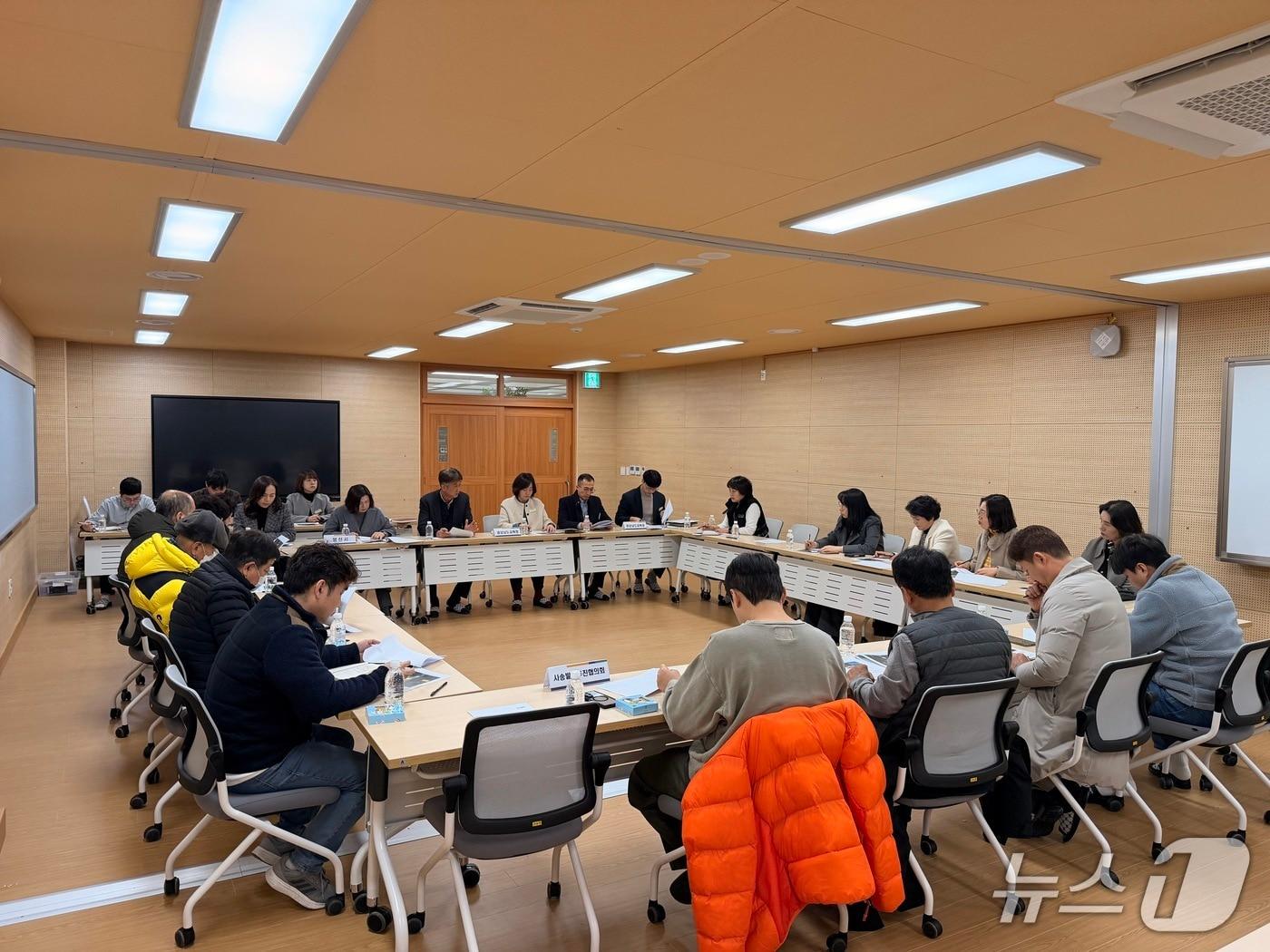 본문 이미지 - 경남교육청이 4일 양산시 동면 금송초·중학교에서 사송발전추진협의회와 양산 제2특수학교 설립을 위한 간담회를 열고 있다.(경남교육청 제공. 재판매 및 DB금지)