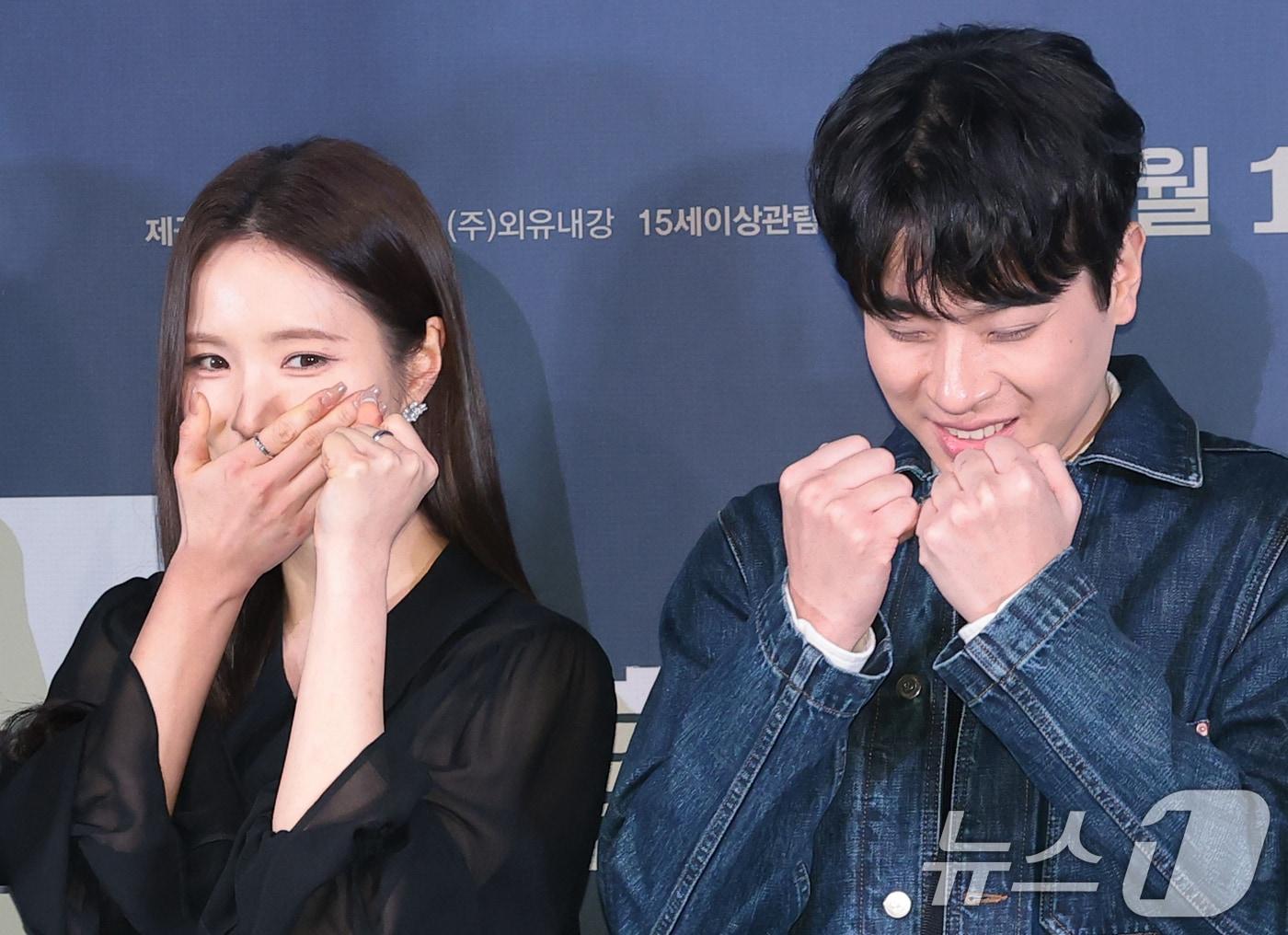 본문 이미지 - 배우 신세경과 박정민(오른쪽)이 4일 오후 서울 용산구 CGV용산아이파크몰에서 열린 영화 '휴민트' 언론배급시사회 및 기자간담회에 참석해 미소를 짓고 있다. '휴민트'는 비밀도, 진실도 차가운 얼음 바다에 수장되는 블라디보스토크에서 서로 다른 목적을 가진 이들이 격돌하는 이야기를 그렸다. 2026.2.4/뉴스1 ⓒ News1 권현진 기자