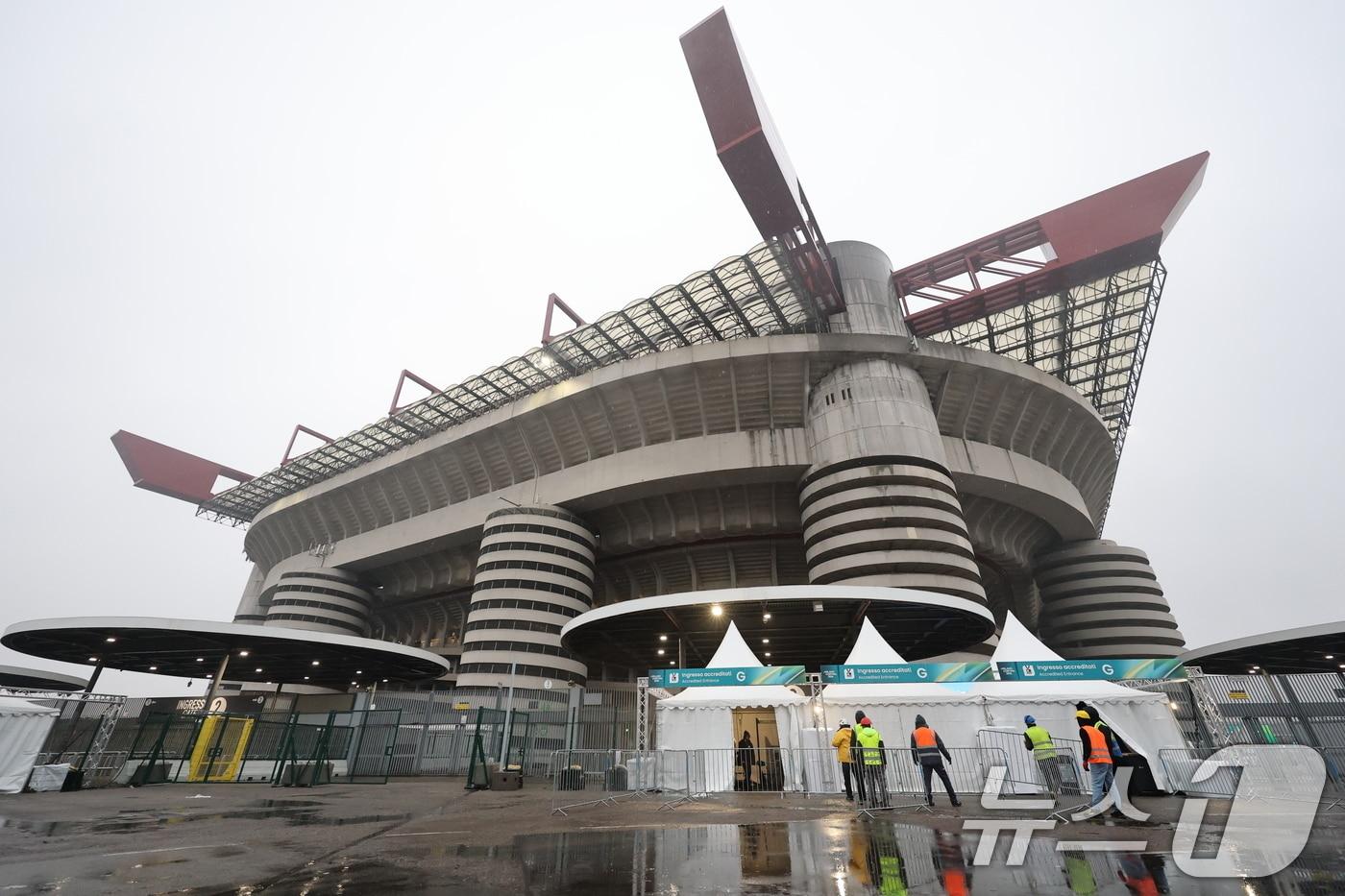 본문 이미지 - 2026 밀라노·코르티나담페초 동계올림픽 개막을 이틀 앞둔 4일(현지시간) 개막식이 열리는 이탈리아 밀라노 산시로 올림픽 스타디움에서 개막식 준비 작업이 진행되고 있다. 2026.2.4/뉴스1 ⓒ News1 김진환 기자