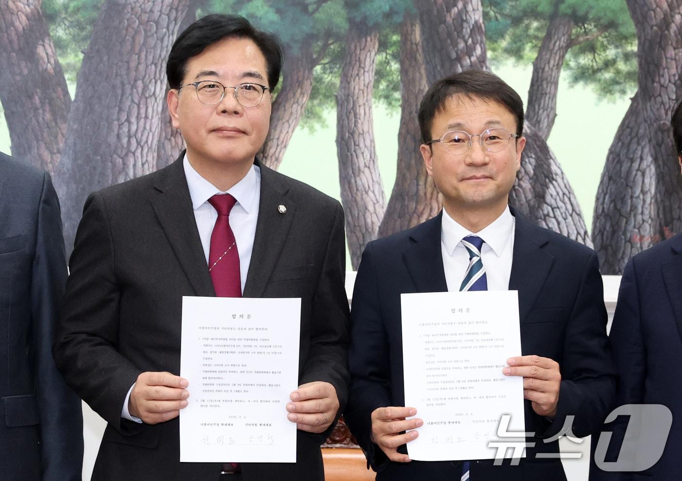 본문 이미지 - 한병도 더불어민주당 원내대표와 송언석 국민의힘 원내대표가 4일 서울 여의도 국회에서 미국의 관세 재인상과 관련해 대미투자특별법 처리를 위한 특별위원회를 구성하기로 합의 후 합의문을 들고 기념촬영하고 있다. 여야는 그동안 이견을 좁히지 못한 2월 임시국회 본회의 일정과 관련해 국민의힘 요구대로 12일 본회의를 개최하고 여야 합의된 법안을 처리하기로 했다. 2026.2.4/뉴스1 ⓒ News1 이승배 기자