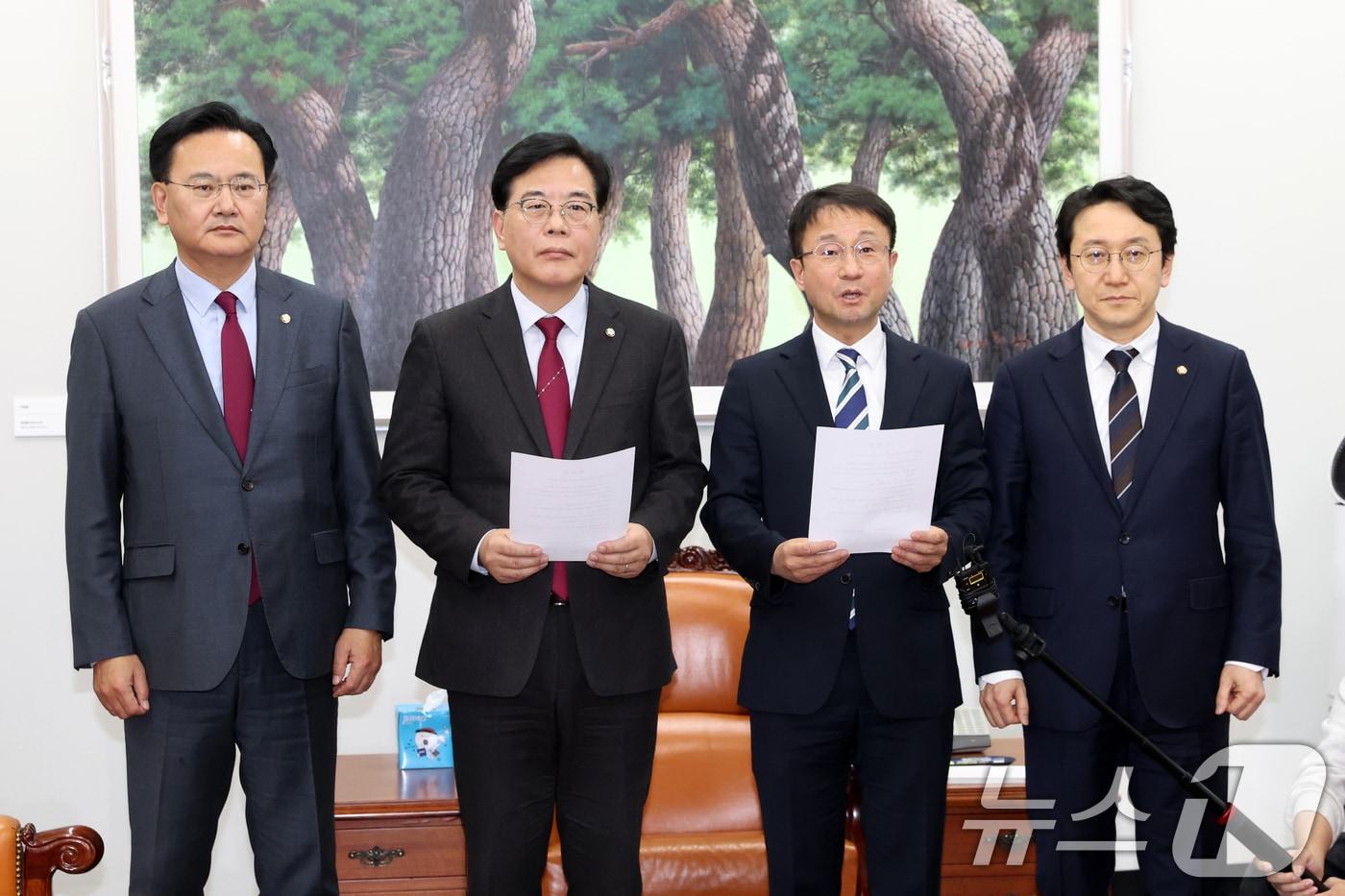 본문 이미지 - 한병도 더불어민주당 원내대표와 송언석 국민의힘 원내대표가 4일 서울 여의도 국회에서 미국의 관세 재인상과 관련해 대미투자특별법 처리를 위한 특별위원회를 구성하기로 합의한 뒤 합의문을 읽고 있다. 여야는 그동안 이견을 좁히지 못한 2월 임시국회 본회의 일정과 관련해 국민의힘 요구대로 12일 본회의를 개최하고 여야 합의된 법안을 처리하기로 했다. 2026.2.4/뉴스1 ⓒ News1 이승배 기자