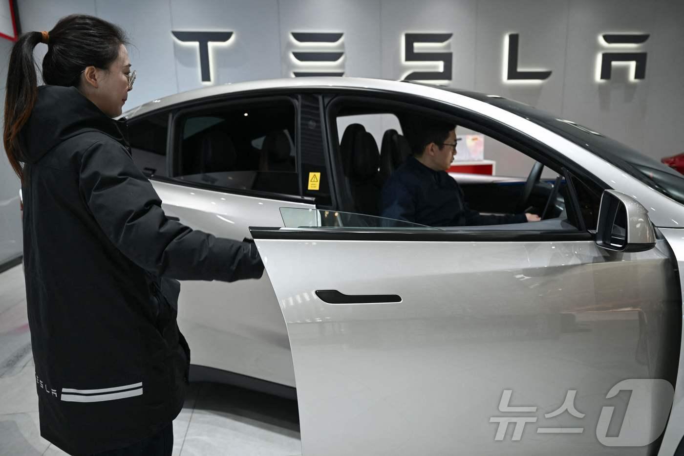 본문 이미지 - 중국 베이징의 테슬라 전시장. 2026.02.03 ⓒ AFP=뉴스1 ⓒ News1 이지예 객원기자