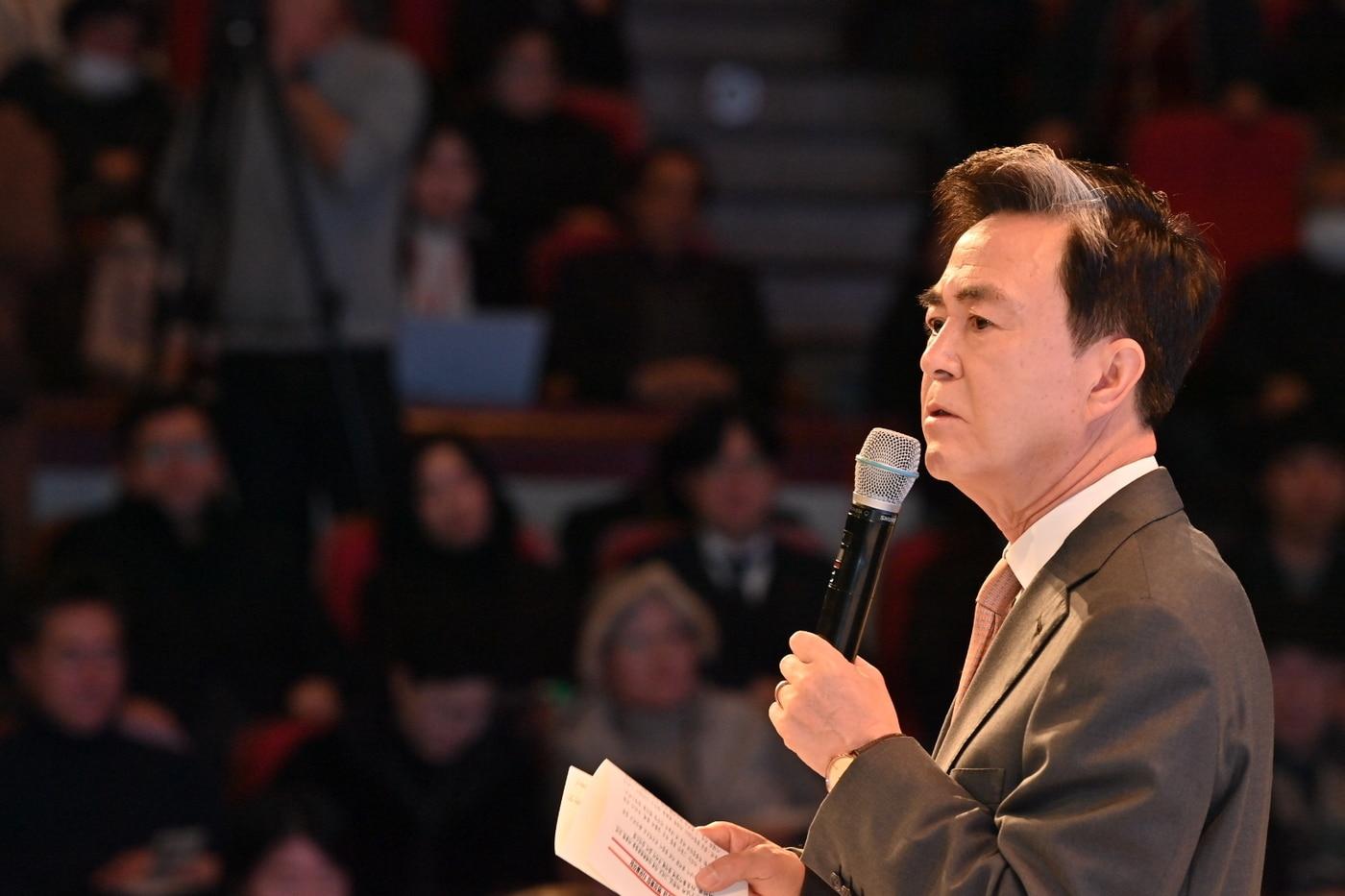 본문 이미지 - 김태흠 충남지사가 단국대 천안캠퍼스에서 열린 타운홀미팅에 참석해 도민과 '대전충남 행정통합' 관련 의견을 나누고 있다.(도 제공. 재판매 및 DB금지)/뉴스1