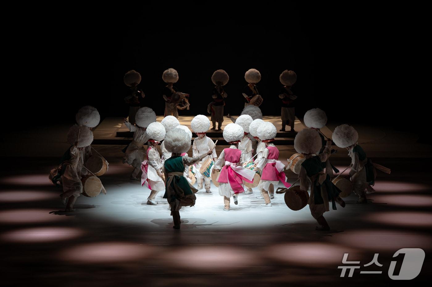 본문 이미지 - '설날음식 音食' 공연 중 금회북춤 (국립부산국악원 제공. 재판매 및 DB금지)