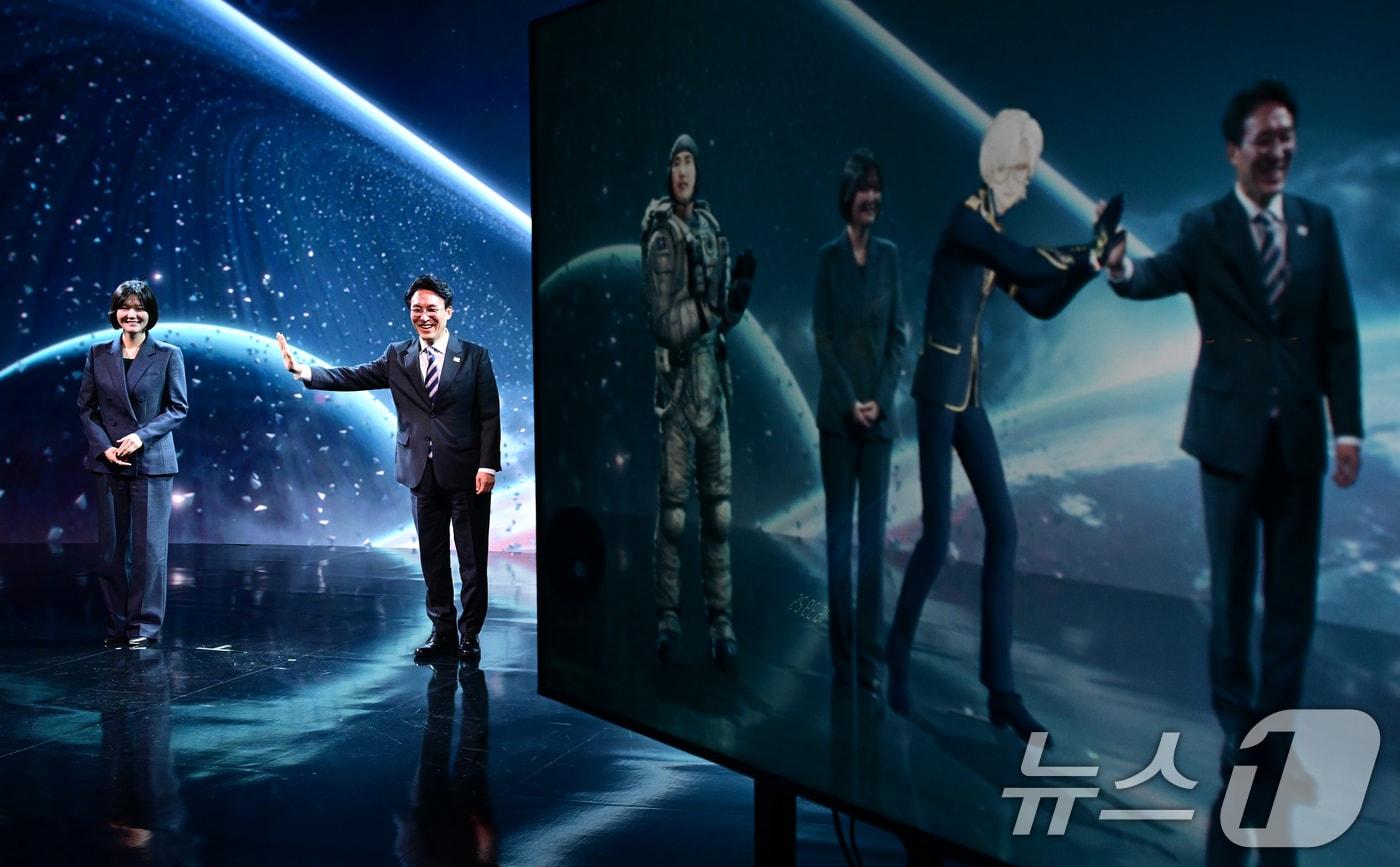 본문 이미지 - 김민석 국무총리가 4일 오후 문화콘텐츠 현장 방문차 경기 성남시 분당구 네이버를 방문해 모션 스테이지를 체험하고 있다. 2026.2.4/뉴스1 ⓒ News1 청사사진기자단