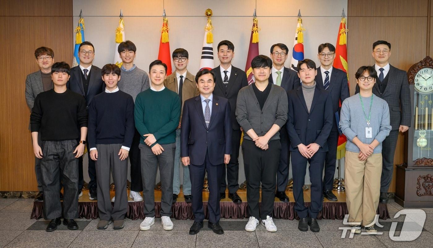 본문 이미지 - 안규백 국방부 장관과 국방창업경진대회 출신 창업인 9명이 4일 오찬 간담회를 열고 청년 일자리 활성화 방안을 논의했다. 2026.02.04 (국방부 제공) ⓒ 뉴스1