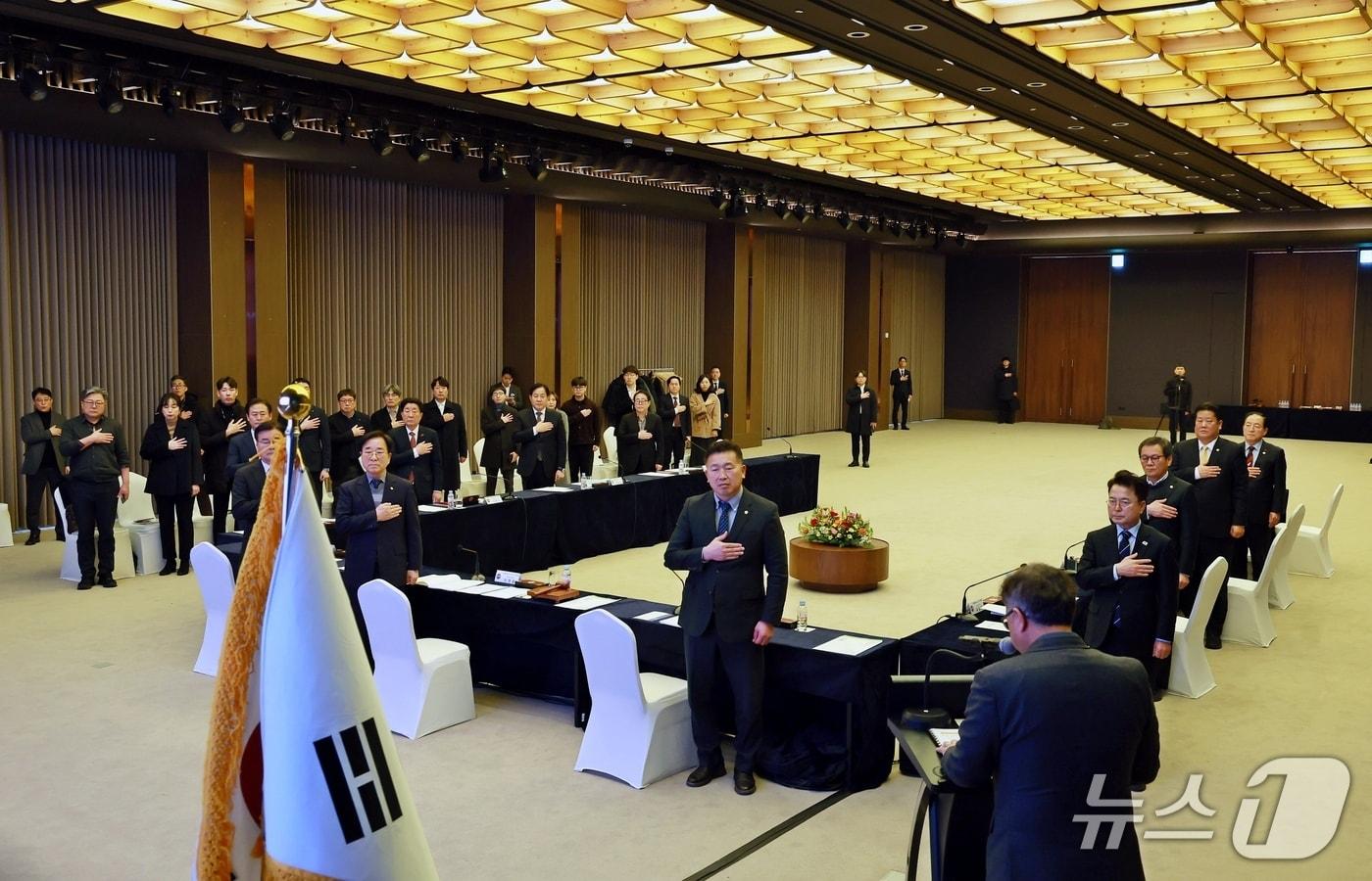 본문 이미지 - 강원 태백사회단체들이 폐광한 대한석탄공사 장성광업소에 대한 정부의 광해복구 방식(수몰)에 반발한 가운데, 이상호 태백시장이 4일 영월군에서 열린 '민선8기 4차년도 강원특별자치도시장군수협의회 제2차 정례회'에 참석해 도내 시장·군수들에게 광업소 수몰 반대를 위한 관심과 협력을 요청했다. (태백시 제공. 재판매 및 DB금지) 2026.2.4/뉴스1