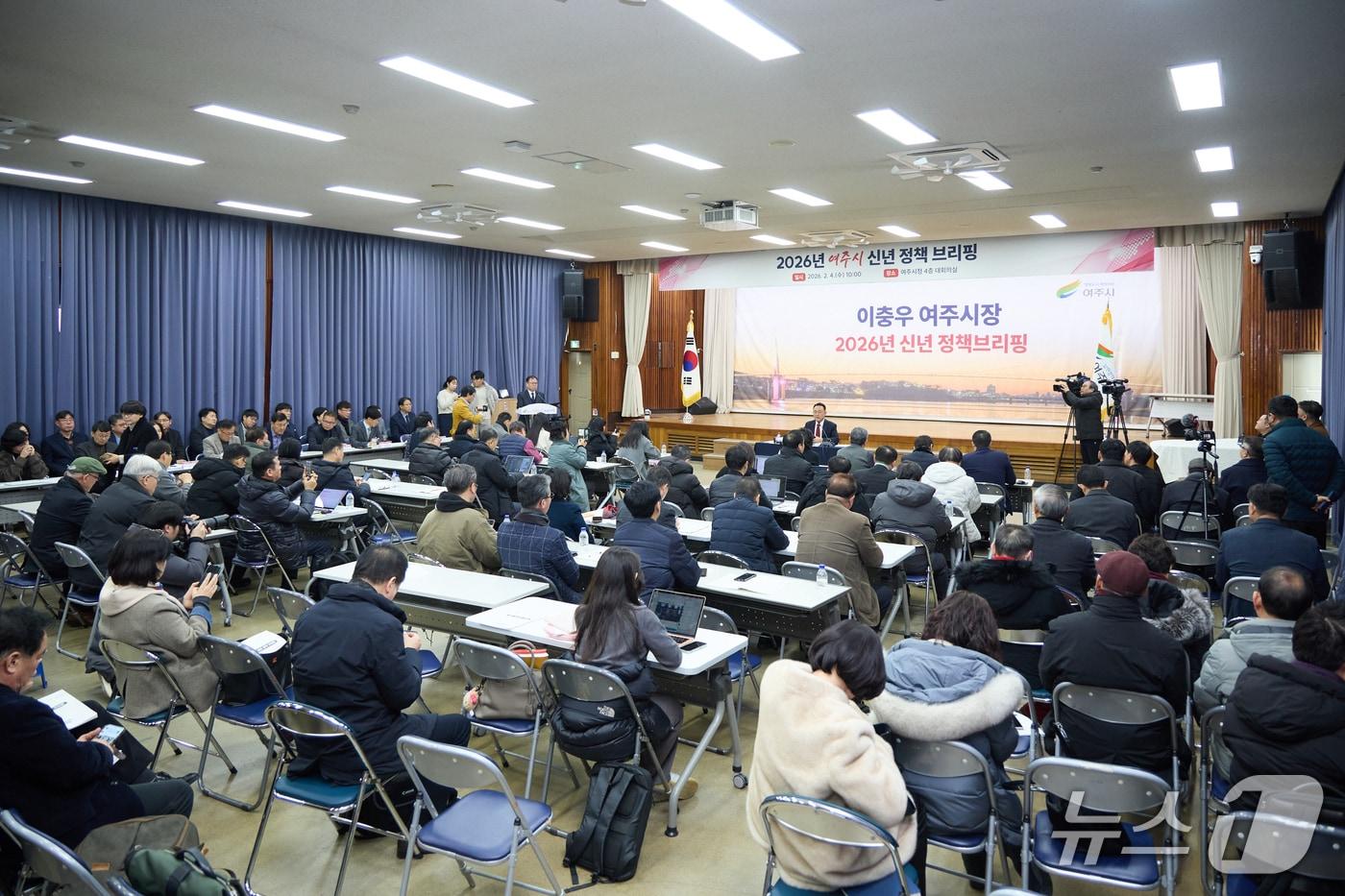 본문 이미지 - 이충우 경기 여주시장이 4일 시청에서 신년 기자회견을 열고 브리핑하고 있다.(여주시 제공. 재판매 및 DB 금지)/뉴스1 