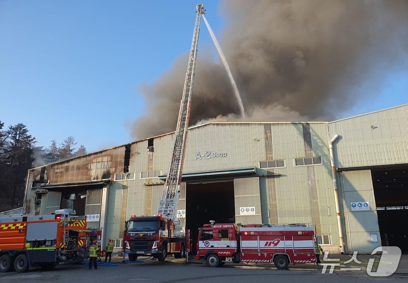 본문 이미지 - 4일 오후 4시 23분께 울산 울주군 온산읍 화산리의 한 에너지장치 제조 공장 내 보온 자재 창고에서 불이 났다.(독자 제공. 재판매 및 DB금지)/뉴스1