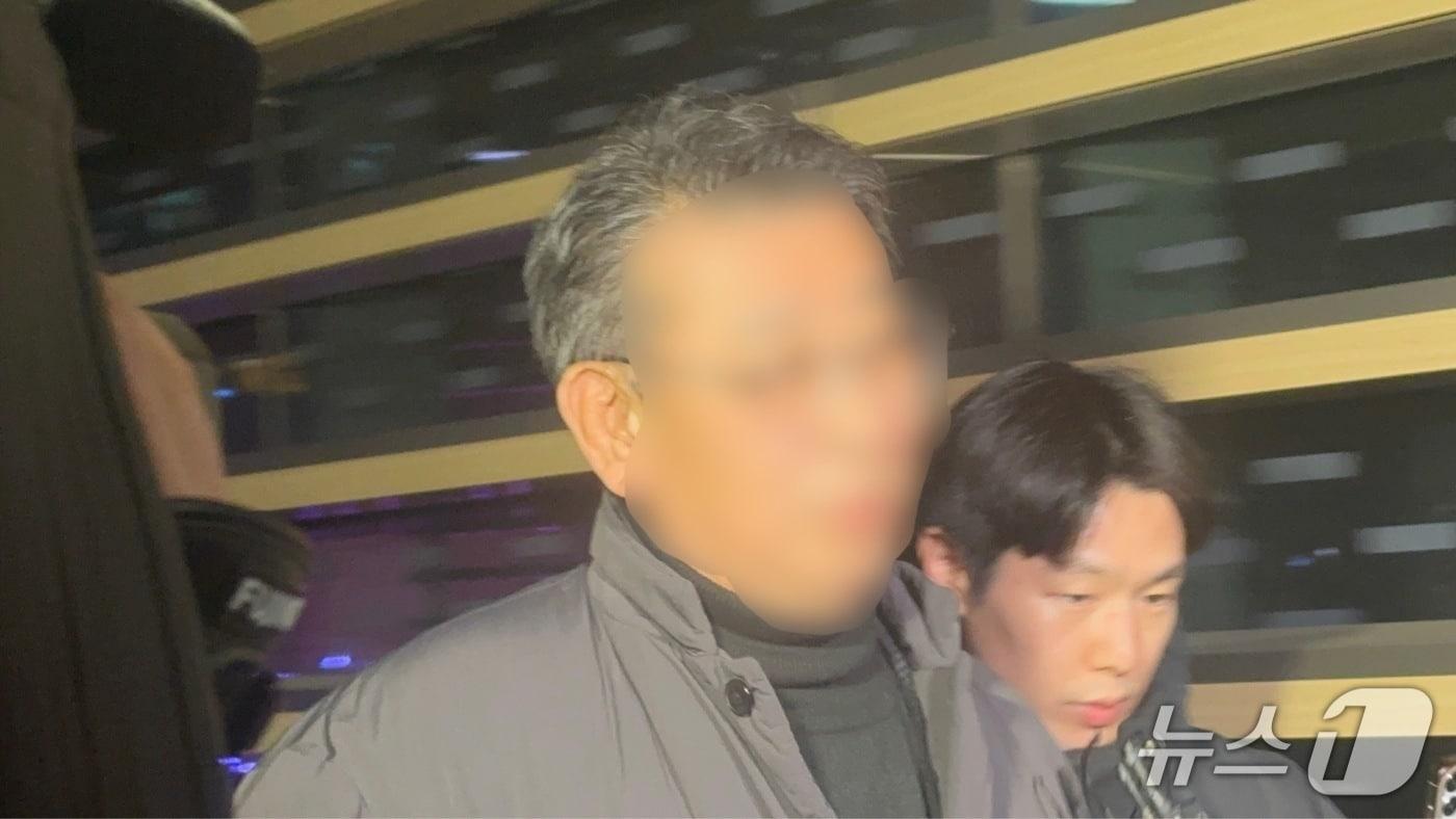 본문 이미지 - 인천 강화군의 중증 발달장애인 시설 '색동원'에서 여성 입소자들을 상대로 성적 학대를 한 혐의를 받는 시설장 A 씨가 4일 경찰 조사를 마치고 나오고 있다. 2026.2.4/뉴스1 ⓒ News1 강서연 기자