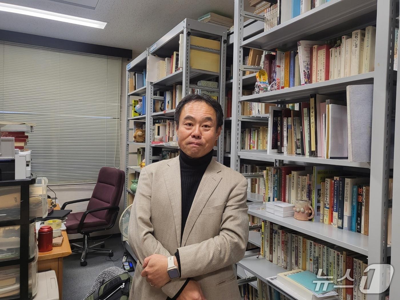 본문 이미지 - 4일 일본 효고현 고베대 대학원의 기무라 간 국제협력연구과 교수가 고베대 연구실에서 뉴스1과의 인터뷰 전 포즈를 취하고 있다. 2026.02.04/뉴스1ⓒ News1 김지완 기자