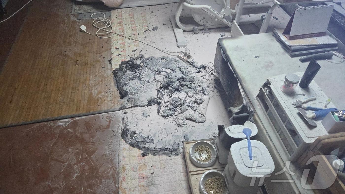 본문 이미지 - 4일 전남 목포시 옥암동 한 아파트의 전기장판에서 불이 나 소방당국이 진화했다.(전남소방 제공. 재배포 및 DB 금지)