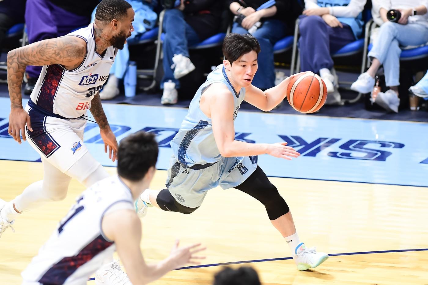 본문 이미지 - 고양 소노 이정현이 4일 고양소노아레나에서 열린 2025-26 프로농구 부산 KCC전에서 30점을 넣어 팀의 95-89 승리를 이끌었다. (KBL 제공)