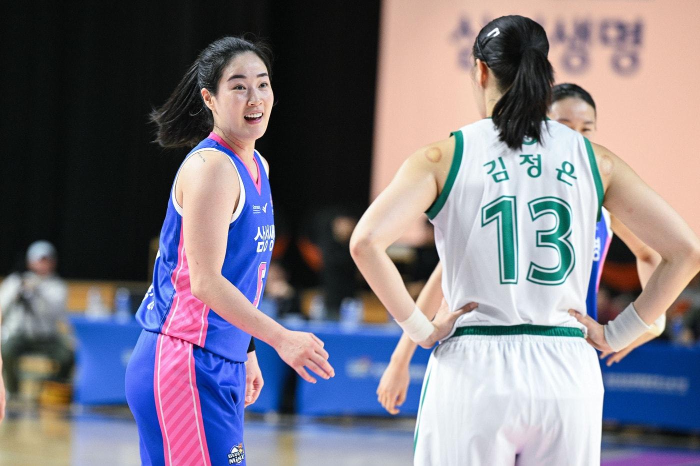 본문 이미지 - 용인 삼성생명이 4일 용인체육관에서 열린 2025-26 여자프로농구 부천 하나은행전에서 74-54로 이겼다. 이 경기를 앞두고 하나은행 김정은(13번) 은퇴 투어 행사가 펼쳐졌다. (WKBL 제공)