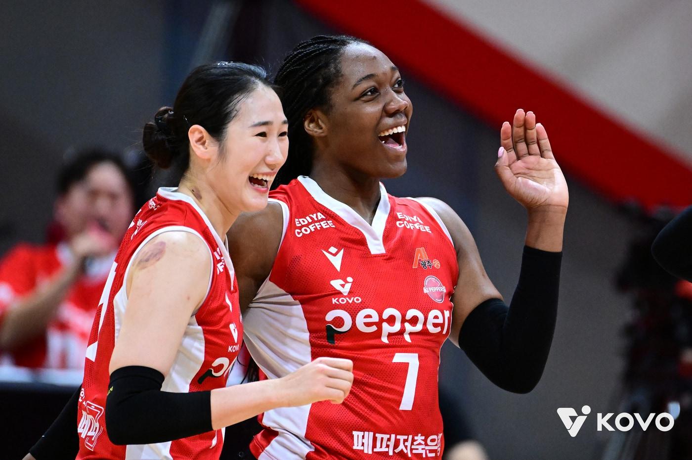 본문 이미지 - 페퍼저축은행이 4일 광주 페퍼스타디움에서 열린 2025-26 V리그 여자부 5라운드 현대건설전에서 3-0으로 승리했다. 외국인 선수 조이(오른쪽)는 30점을 기록했다. (KOVO 제공)