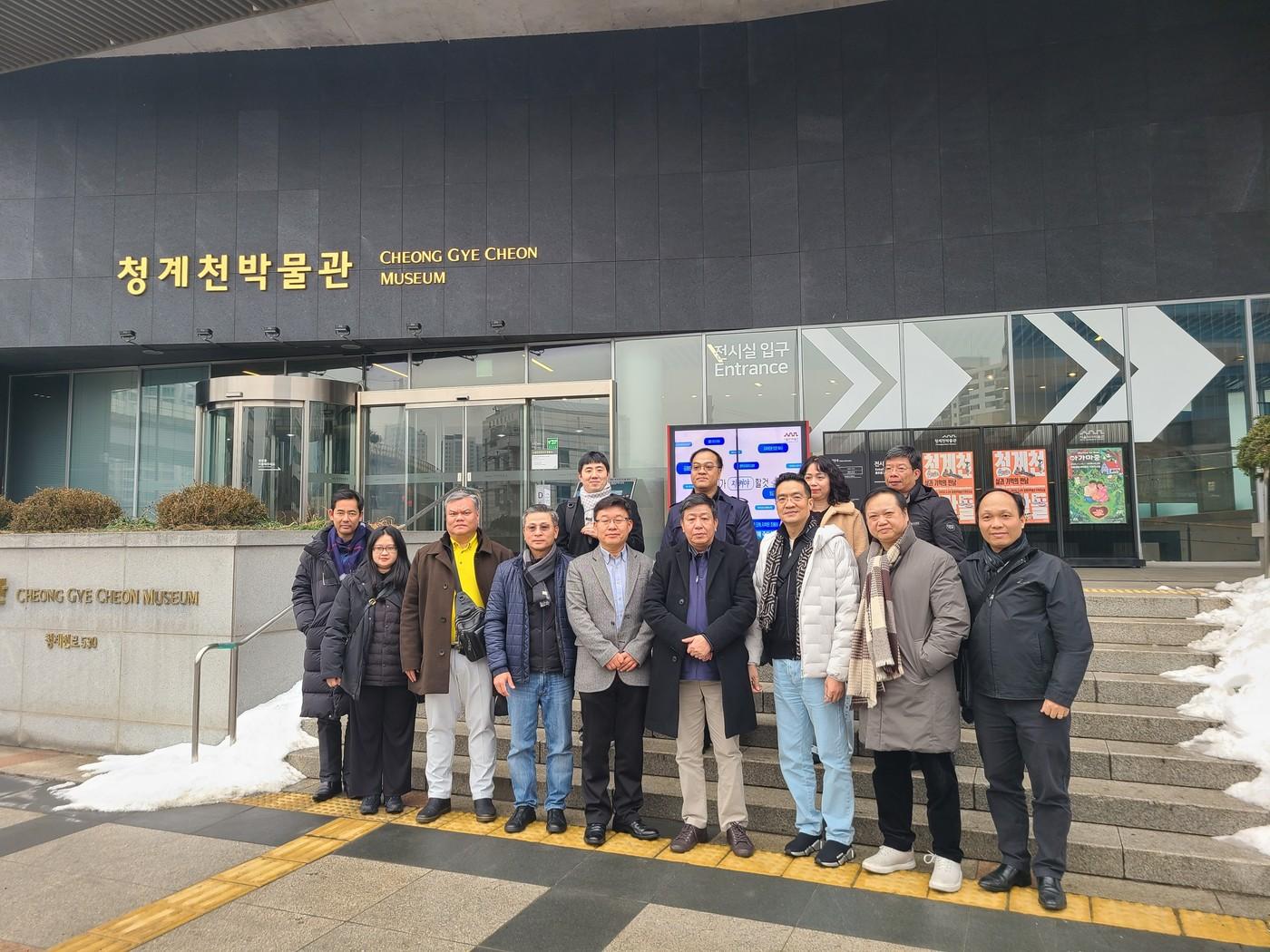 본문 이미지 - 하노이 시 대표단 청계천박물관 방문 현장(서울시 제공) 