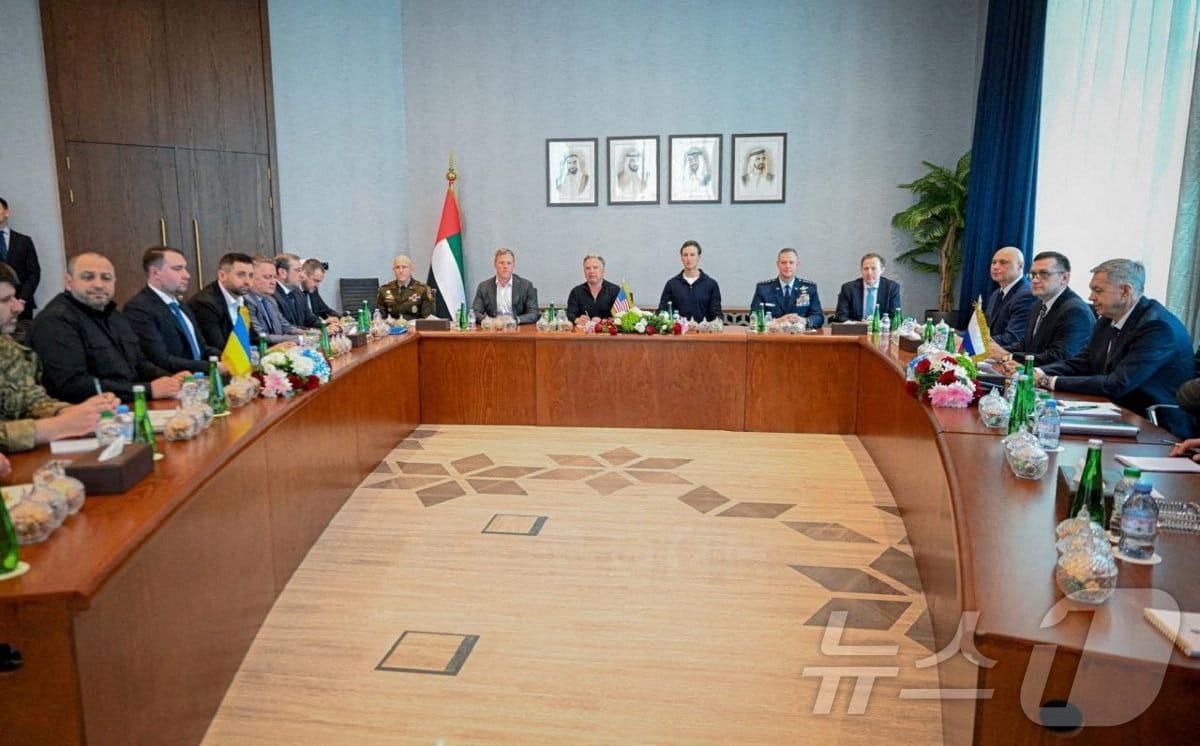 본문 이미지 - 미국 대표단과 러시아 대표단, 우크라이나 대표단이 5일 아랍에미리트(UAE) 아부다비에서 만나 대화하고 있다. 2026.2.5 ⓒ 로이터=뉴스1 ⓒ News1 강민경 기자