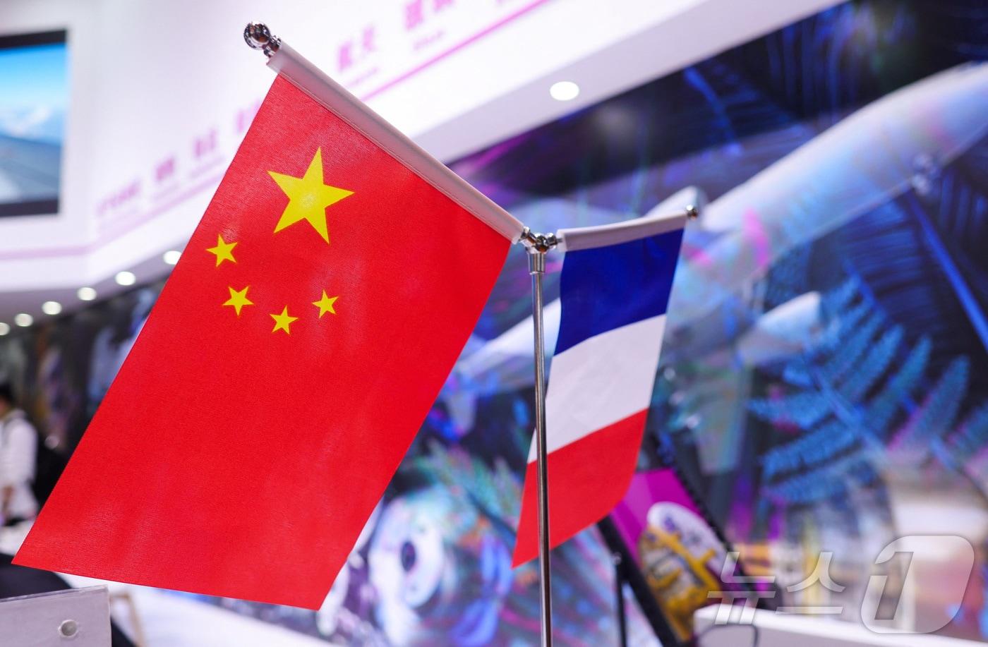 본문 이미지 - 지난해 11월 중국 상하이에서 열린 중국국제수입엑스포에 전시된 중국 오성홍기와 프랑스 국기. (자료사진) 2025.11.6 ⓒ 로이터=뉴스1 ⓒ News1 강민경 기자