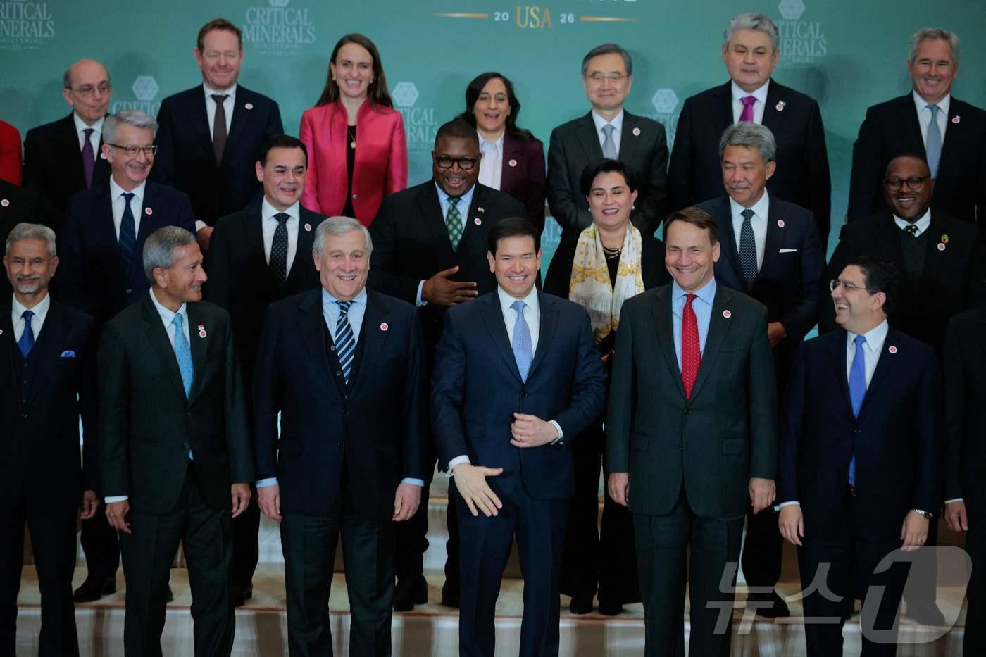 본문 이미지 - 4일(현지시간) 미국 워싱턴DC 국무부 청사에서 열린 제1회 핵심 광물 장관 회의에서 마코 루비오 미 국무장관, 조현 외교부 장관 등 55개국 장관급 인사들이 기념촬영을 하고 있다. 2026.02.04 ⓒ AFP=뉴스1