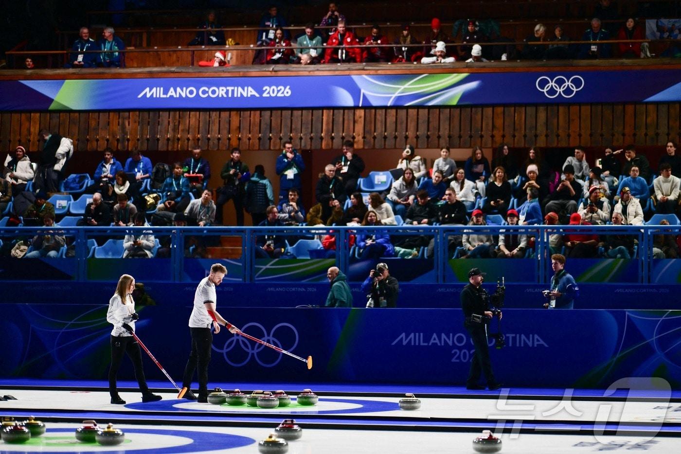 본문 이미지 - 5일(한국시간) 열린 2026 밀라노 코르티나담페초 동계 올림픽 컬링 믹스더블 경기에서 정전이 일어났다. ⓒ AFP=뉴스1