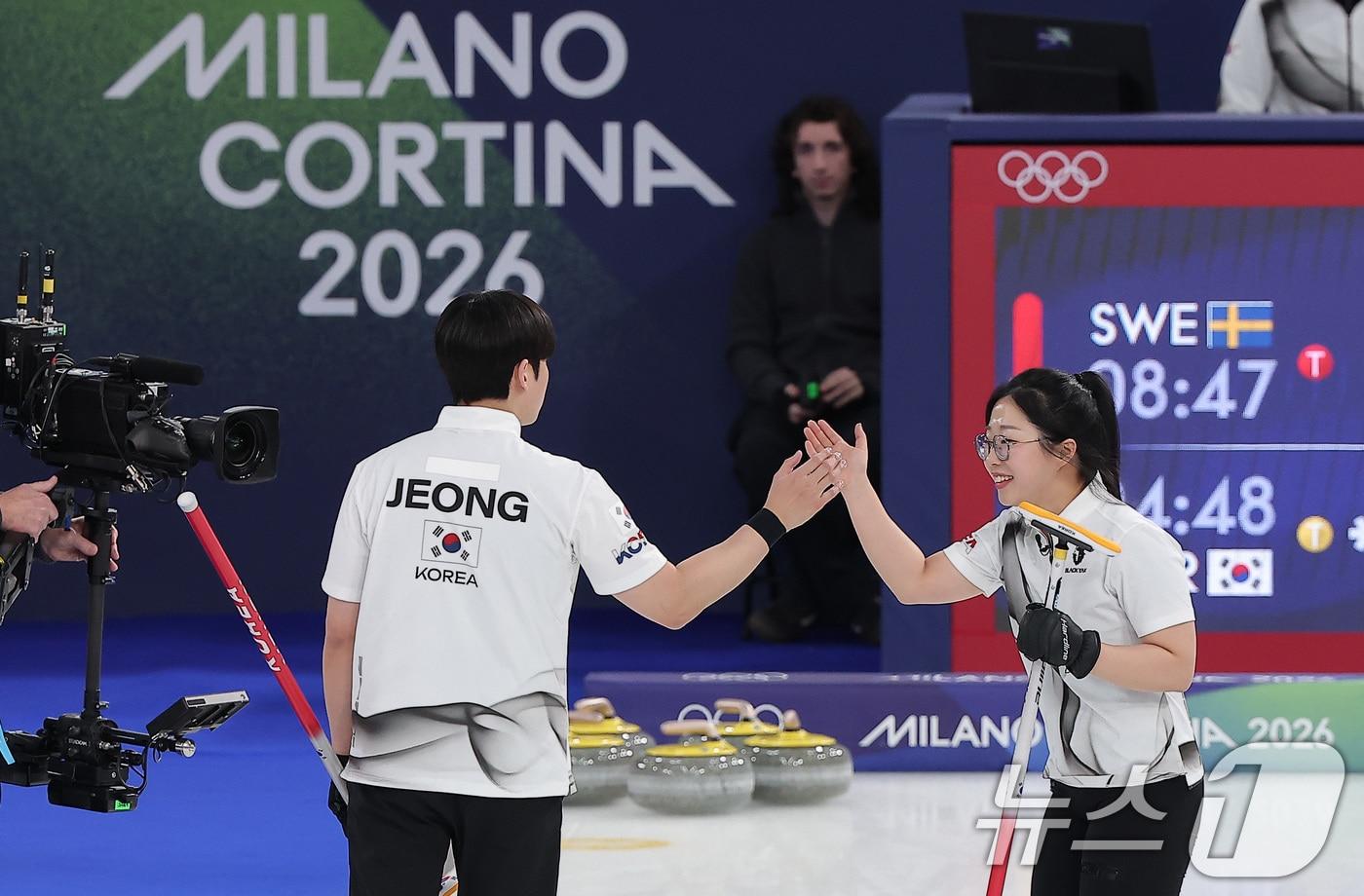 본문 이미지 - 컬링 믹스더블 김선영과 정영석이 4일(현지시간) 이탈리아 코르티나담페초 컬링 올림픽 스타디움에서 열린 컬링 믹스더블 라운드 로빈 대한민국과 스웨덴의 경기에서 3-10으로 패배한 후 서로를 격려하고 있다. 2026.2.5/뉴스1 ⓒ News1 김성진 기자