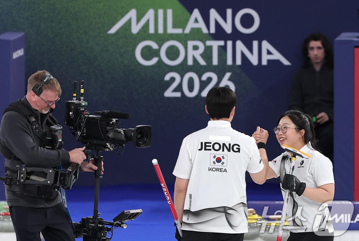 본문 이미지 - 2026 밀라노 코르티나담페초 컬링 믹스더블 예선 2연승을 기록한 김선영-정영석.ⓒ 뉴스1 김성진 기자