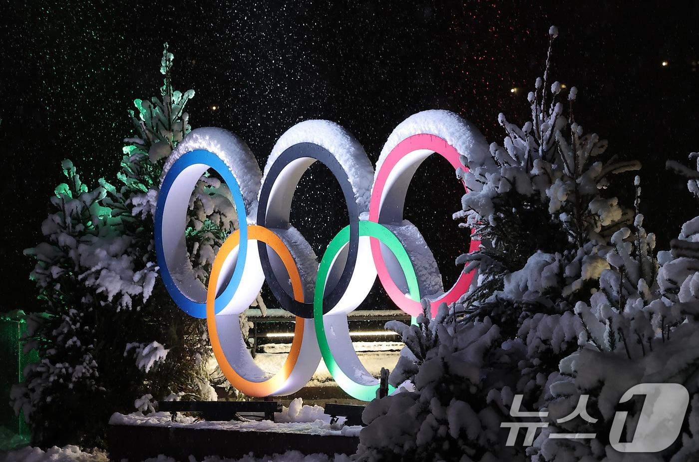 본문 이미지 - 2026 밀라노·코르티나담페초 동계올림픽 개막을 이틀 앞둔 4일(현지시간) 이탈리아 코르티나담페초 광장에 설치된 올림픽 오륜기 조형물 뒤로 눈이 내리고 있다. 2026.2.5/뉴스1 ⓒ News1 김성진 기자
