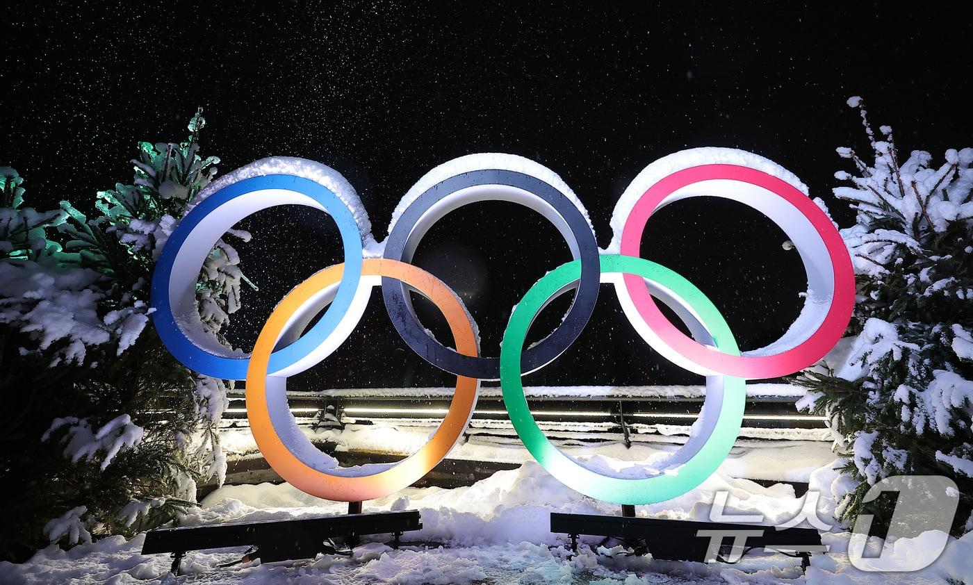 본문 이미지 - 2026 밀라노·코르티나담페초 동계올림픽 개막을 이틀 앞둔 4일(현지시간) 이탈리아 코르티나담페초 광장에 설치된 올림픽 오륜기 조형물 뒤로 눈이 내리고 있다. 2026.2.5/뉴스1 ⓒ News1 김성진 기자