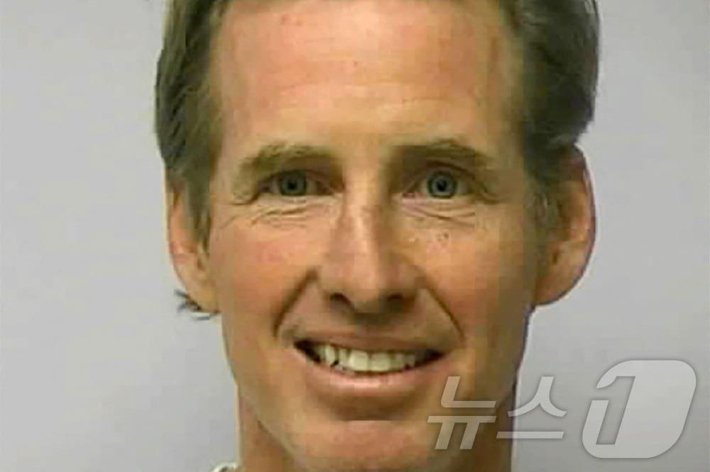 본문 이미지 - 도널드 트럼프 대통령 암살미수범 라이언 라우스가 2010년 2월 10일 미국 노스캐롤라이나주 그린즈버러에서 촬영된 구금 사진에서 웃고 있다. 2010.02.10.ⓒ 로이터=뉴스1