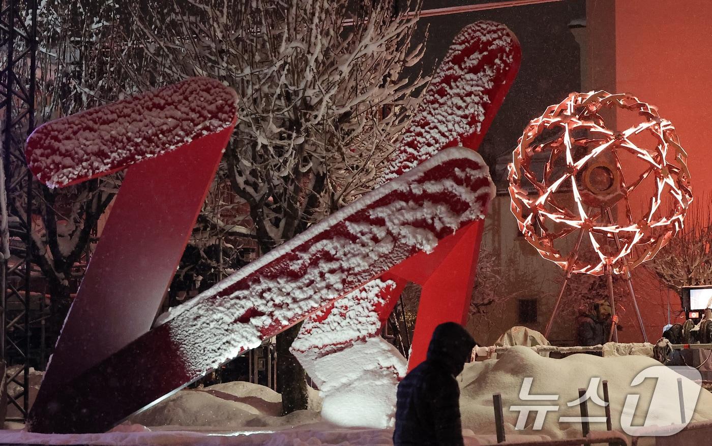 본문 이미지 - 2026 밀라노·코르티나담페초 동계올림픽 개막을 이틀 앞둔 4일(현지시간) 이탈리아 코르티나담페초 광장에 설치된 성화대 뒤로 눈이 내리고 있다. 2026.2.5/뉴스1 ⓒ News1 김성진 기자