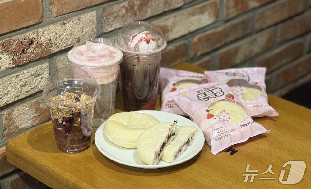 본문 이미지 - 메가MGC커피의 ‘딸기 크림치즈 쫀득빵’과 딸기시즌 메뉴들(메가MGC커피 제공)
