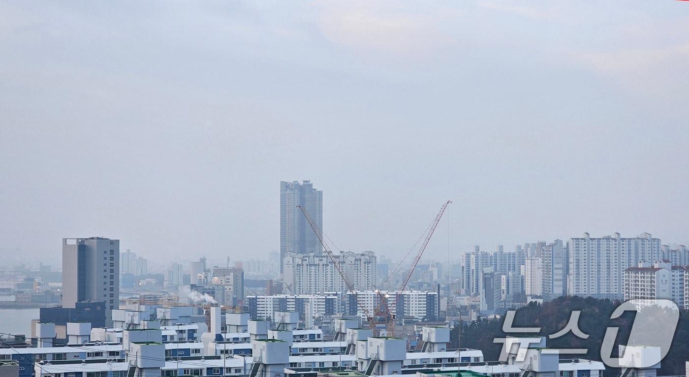 본문 이미지 - 지난 5일 경북 포항 시내의 하늘이 미세먼지로 뒤덮혀 뿌옇다.2026.2.5 ⓒ 뉴스1 최창호 기자