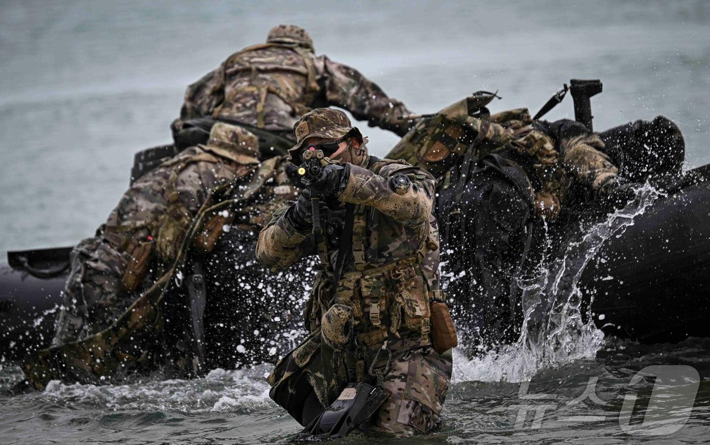 본문 이미지 - 해군은 특수전전단 특전요원(UDT/SEAL)들이 2일부터 11일까지 강원도 동해안과 산악 일대에서 2026년 혹한기 훈련을 하고 있다고 5일 밝혔다. 사진은 지난 4일 동해안 일대에서 진행된 혹한기 훈련에 참가한 해군 특전요원(UDT/SEAL)들이 해안침투훈련을 하고 있는 모습. (해군 제공. 재판매 및 DB 금지) 2026.2.5/뉴스1
