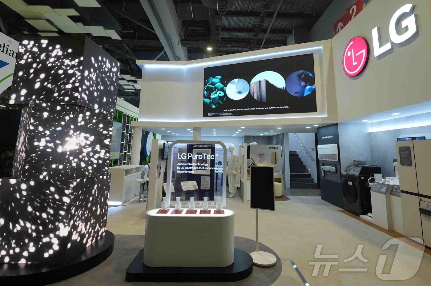 본문 이미지 - 지난 5일부터 10일까지 인도 뉴델리에서 열리는 인도 최대 규모의 산업 소재 박람회 ‘플라스트인디아’ LG전자 전시관의 모습. (LG전자 제공. 재판매 및 DB 금지) 2026.2.5 ⓒ 뉴스1