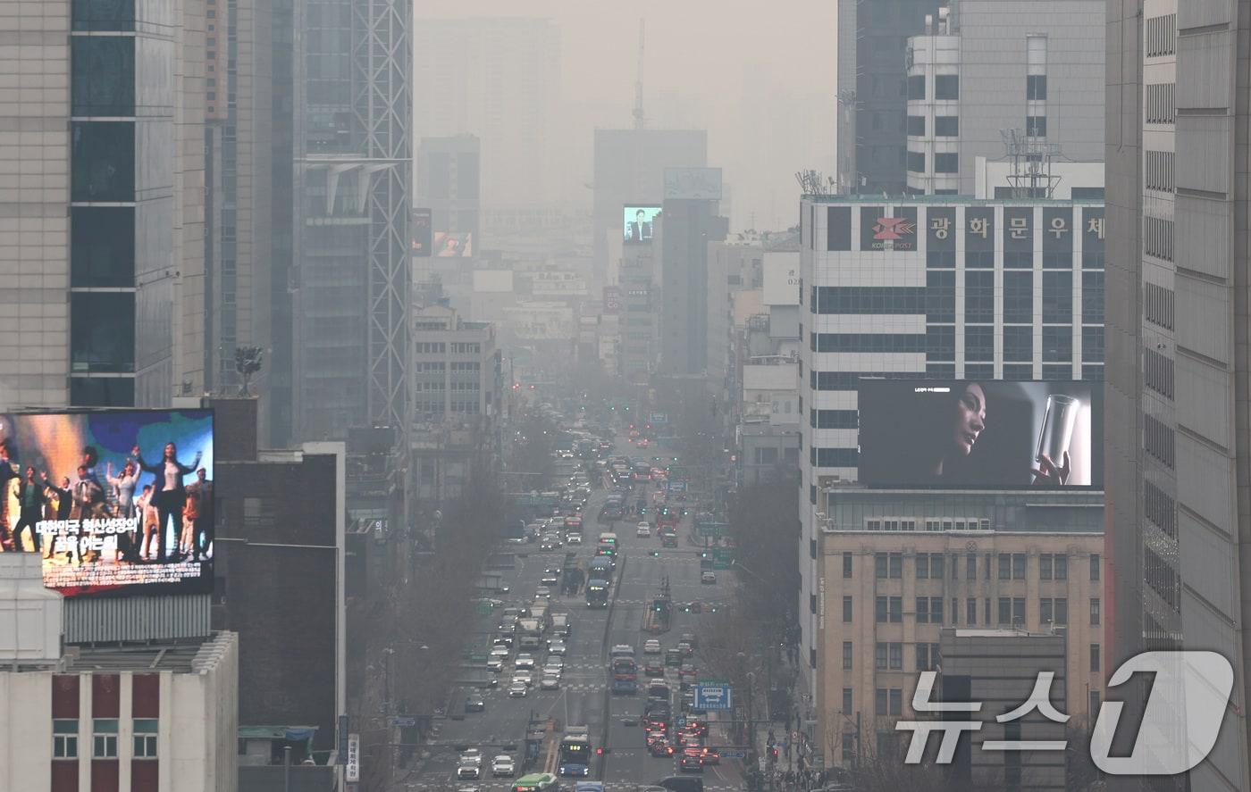 본문 이미지 - 수도권 지역의 초미세먼지 농도가 '나쁨' 수준을 보인 5일 오전 서울 종로구 도심이 뿌옇게 보이고 있다. 2026.2.5/뉴스1 ⓒ News1 최지환 기자