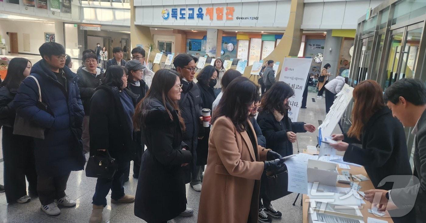 본문 이미지 - 경북교육청은 5일 설 명절을 앞두고 금품·선물 수수 관행을 예방하기 위한 ‘선물 안 주고·안 받기’ 청렴 다짐 한 줄 캠페인을 실시했다. /뉴스1