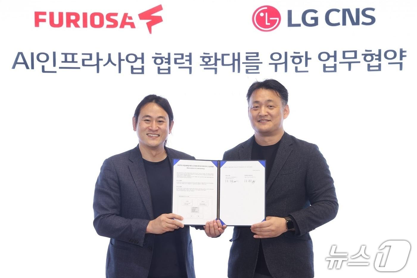 본문 이미지 - 김태훈 LG CNS AI클라우드사업부 부사장(오른쪽)과 백준호 퓨리오사AI 대표가 AI인프라사업 협력 확대를 위한 업무협약식에서 기념사진을 촬영하고 있다. (LG CNS 제공)
