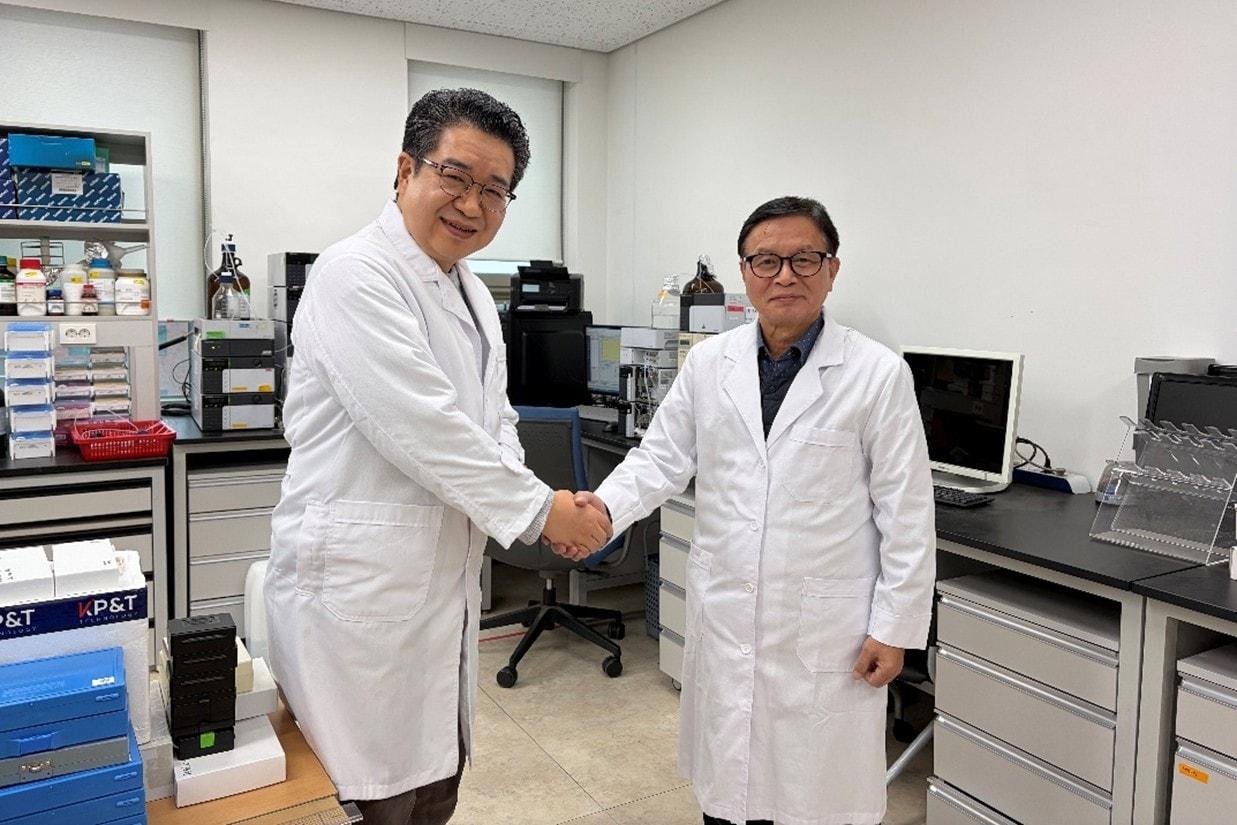 본문 이미지 - 김재일 HLB펩 CTO(우측)와 김현택 YMC Korea 대표이사가 정제기술 논의 후 기념촬영을 하고 있다(HLB펩 제공)