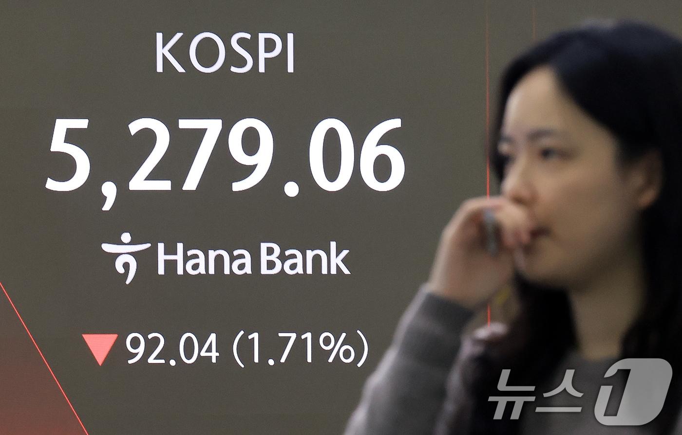 본문 이미지 - 코스피가 미국 기술주의 약세 영향을 받아 하락세로 출발한 5일 서울 중구 하나은행 딜링룸 전광판에 코스피 시황이 표시되고 있다. 2026.2.5/뉴스1 ⓒ News1 이호윤 기자