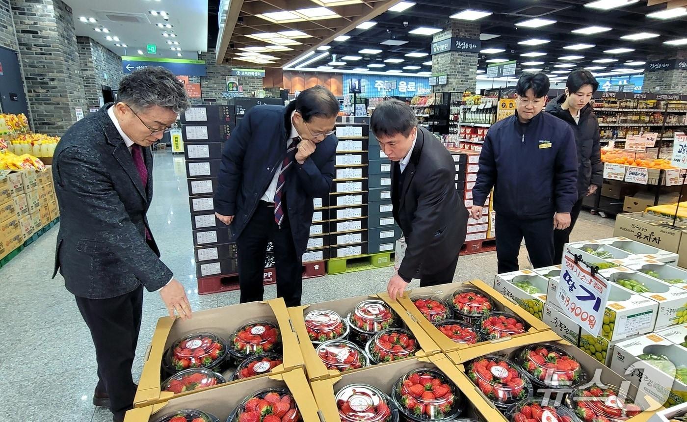 본문 이미지 - 농협 대전본부은 4일, 설 명절을 앞두고 대전진잠농협 하나로마트 학하점을 찾아 설 성수품을 점검했다. (농협대전본부 제공. 재판매 및 DB금지) 2026.2.5/뉴스1