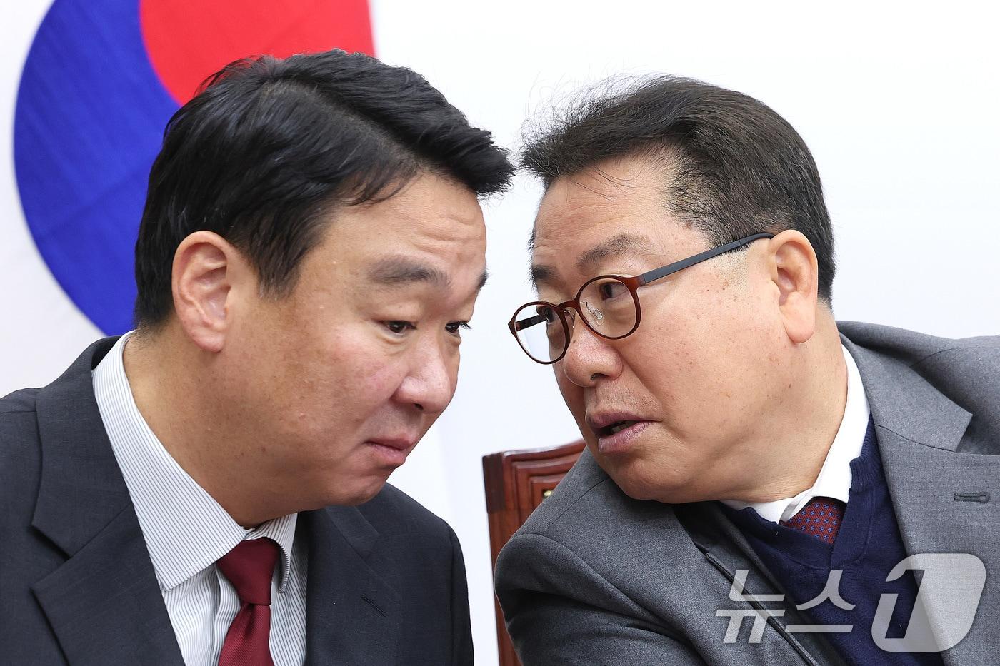 본문 이미지 - 지난 2월 5일 여의도 국회에서 열린 국민의힘 최고위원 회의에서 조광한 최고위원(오른쪽)이 정희용 사무총장과 대화하고 있는 모습. 2026.2.5 ⓒ 뉴스1 신웅수 기자