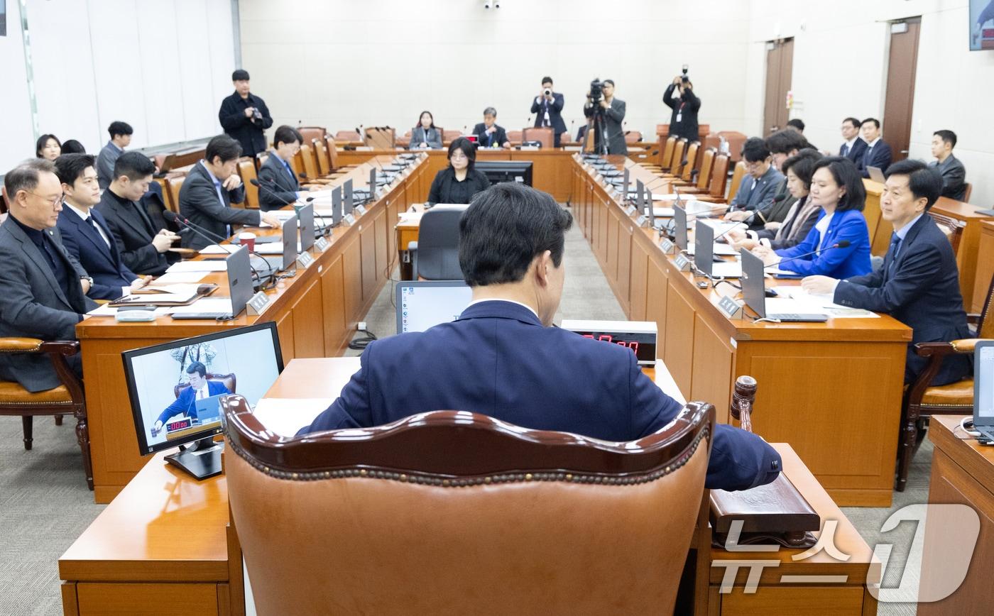 본문 이미지 - 5일 서울 여의도 국회에서 열린 제432회국회(임시회) 연금개혁 특별위원회에서 윤영석 위원장이 의사봉을 두드리고 있다. 2026.2.5/뉴스1 ⓒ News1 이승배 기자